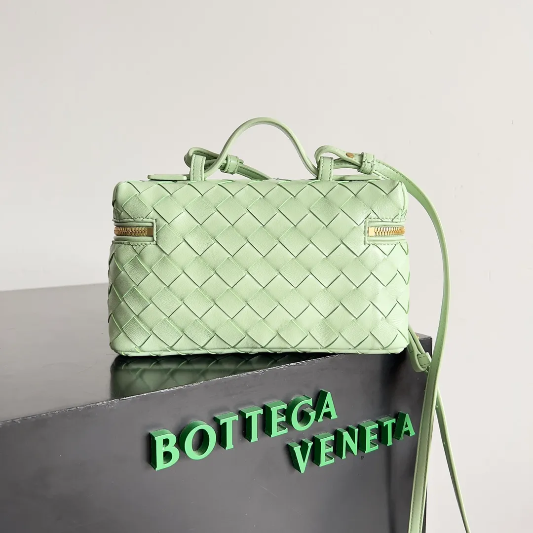 Batch 1360 Bottega Veneta 24 spring and summer woven zipper crossbody bag. A crossbody bag that can be used as a cosmetic bag. The exquisite weaving and compact body are an indispensable accessory for the upcoming summer. The double zipper also better protects the bag. It has a large capacity. If you like it, don’t miss it. Style number: 789109 Size: 22*12.5*5cm